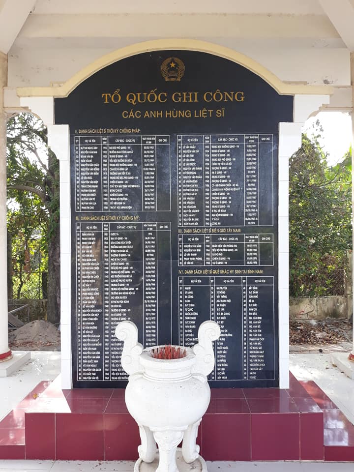 Bia đá tập thể tại khu tưởng niệm