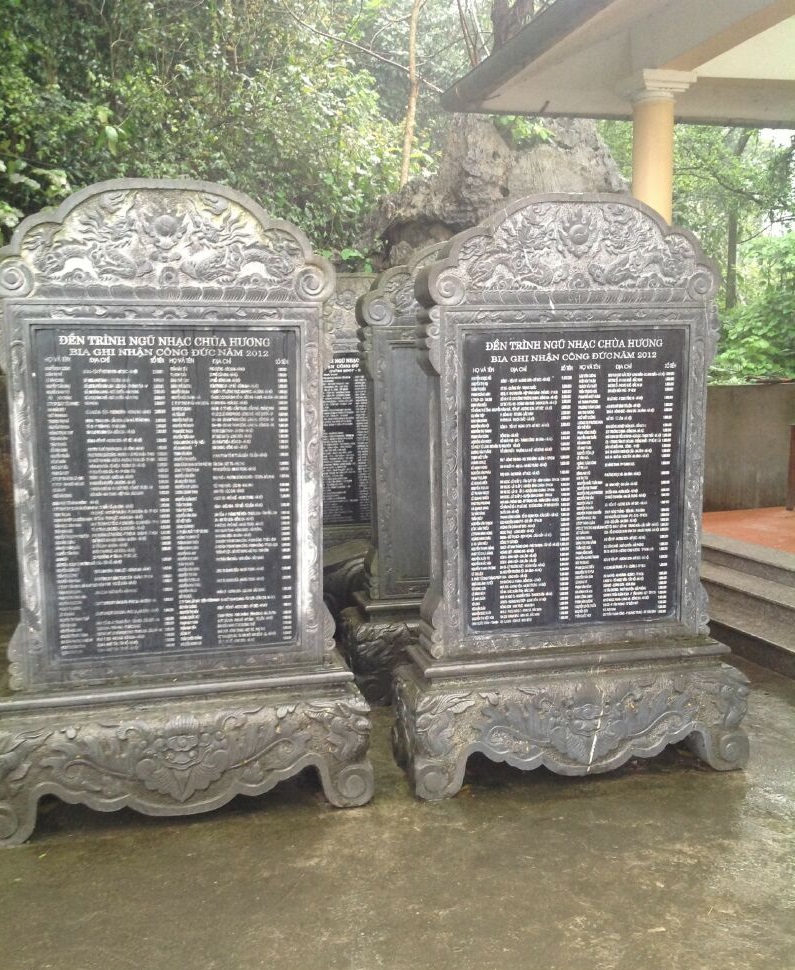 Bia tưởng niệm làm từ đá cẩm thạch